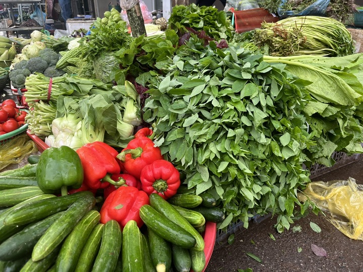 Giá rau xanh ở Hà Nội ‘nhảy múa’, đắt gấp đôi sau bão Bualoi- Ảnh 2.