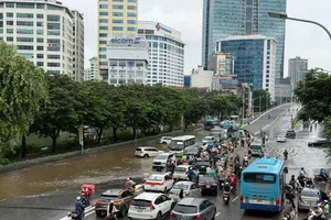 Sáng 1-10, Hà Nội còn hàng chục điểm ngập nước dù trời không mưa 