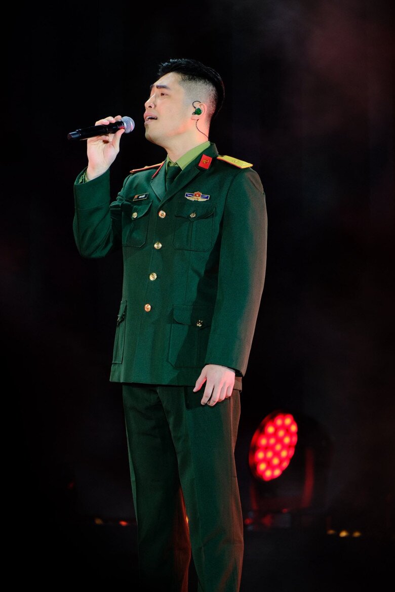 Nam ca sĩ xuất hiện trên sân khấu âm nhạc với bộ quân phục năm xưa cùng hàm Thiếu úy.