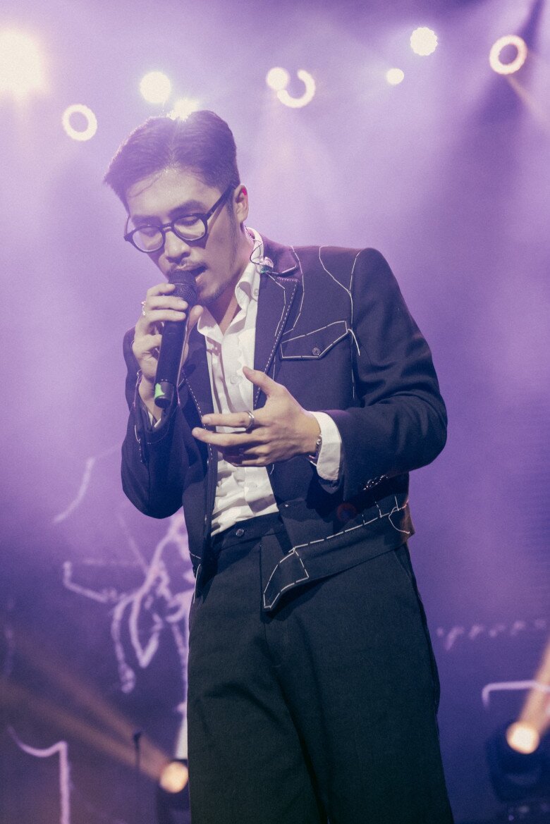 Nam ca sĩ từng có khoảng thời gian dài không nói chuyện với bố, đấu tranh để theo đuổi nghệ thuật.