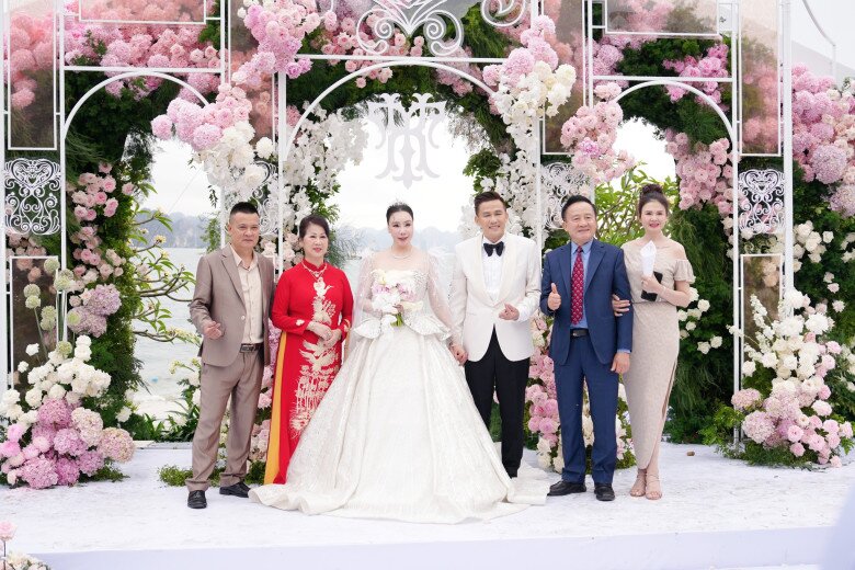 Hồ Quỳnh Hương tổ chức đám cưới với ông xã doanh nhân.