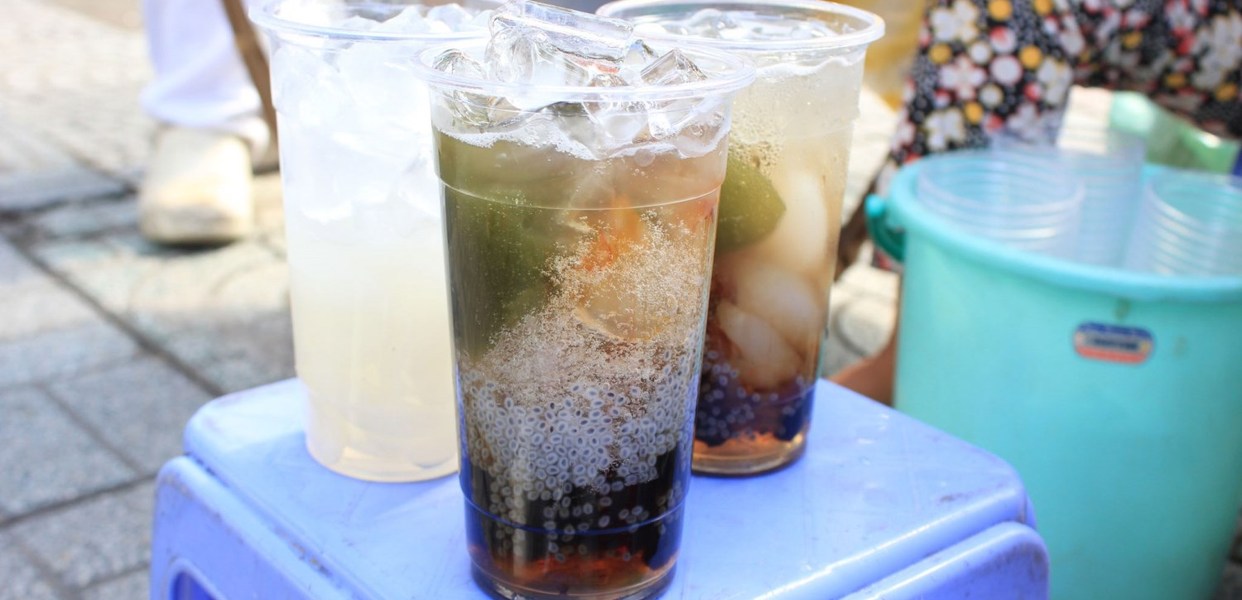 Khách Tây trầm trồ trước 5 món đồ uống bình dân, giá rẻ, bán đầy vỉa hè: 