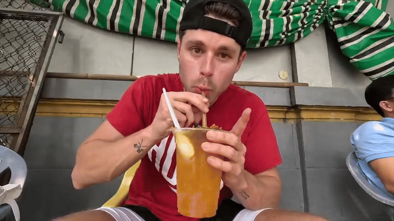 Khách Tây trầm trồ trước 5 món đồ uống bình dân, giá rẻ, bán đầy vỉa hè: 