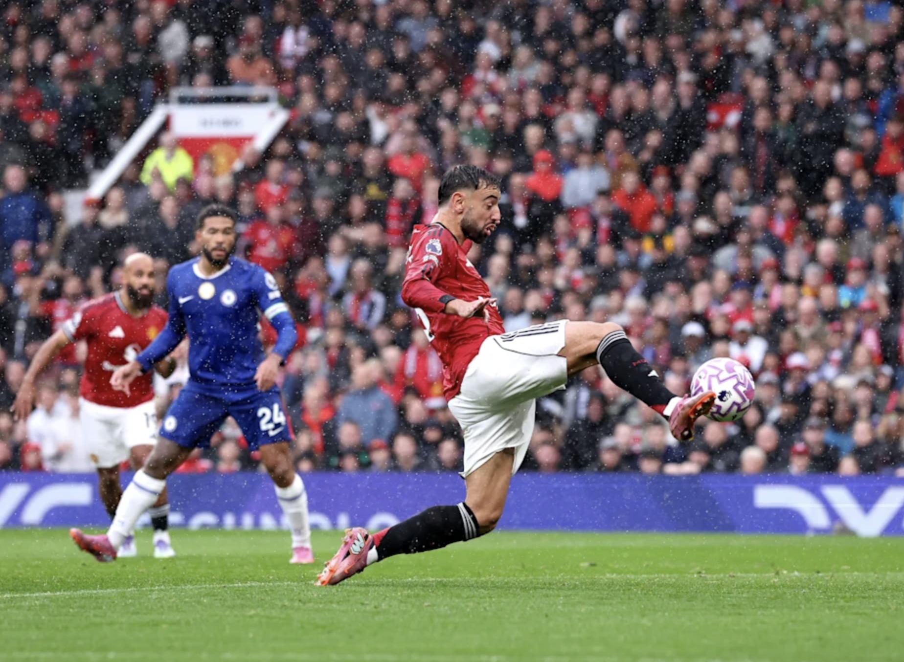 Mưa trời và mưa thẻ ở Old Trafford, Man United thắng kịch tính Chelsea- Ảnh 2.