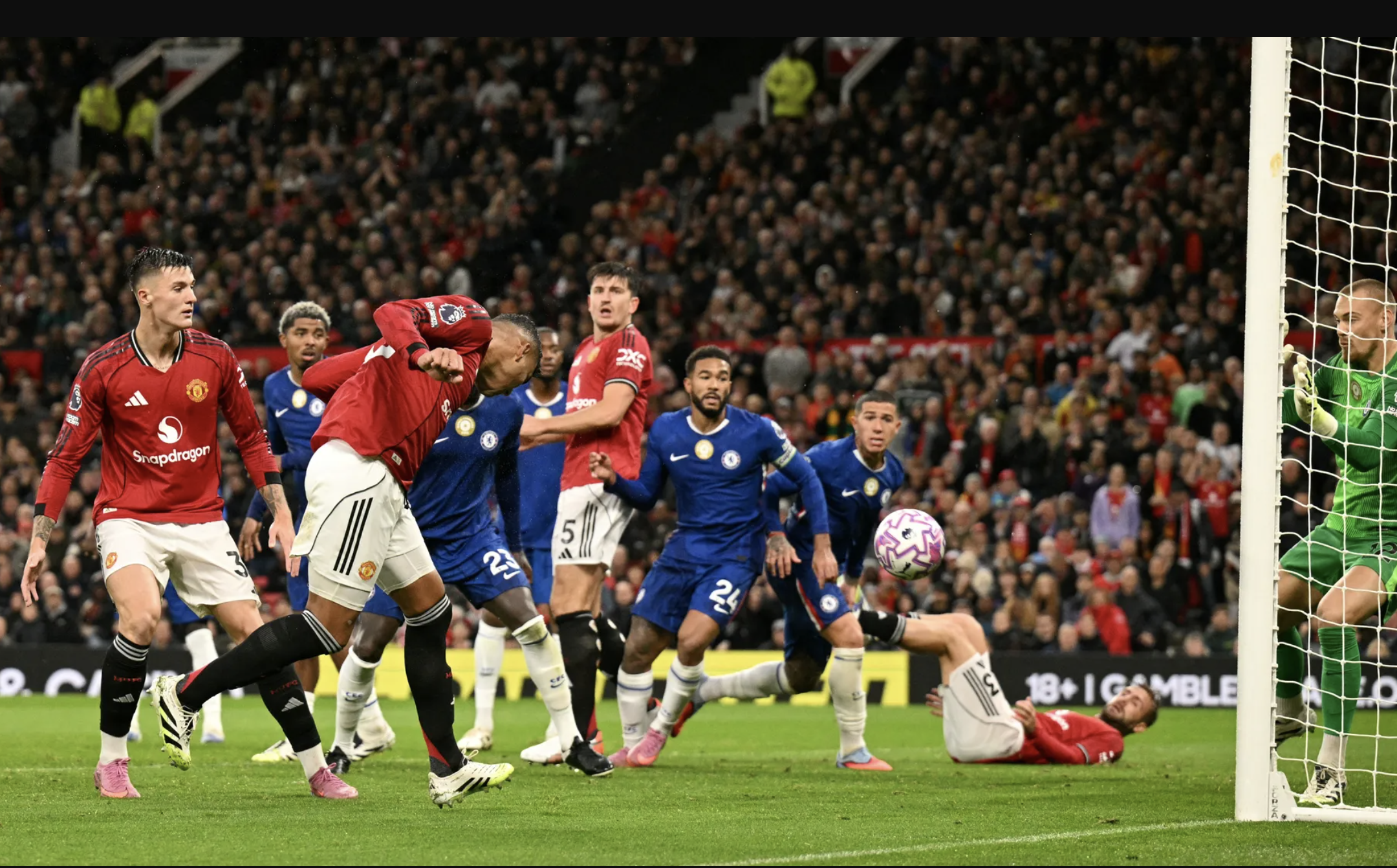 Mưa trời và mưa thẻ ở Old Trafford, Man United thắng kịch tính Chelsea- Ảnh 3.