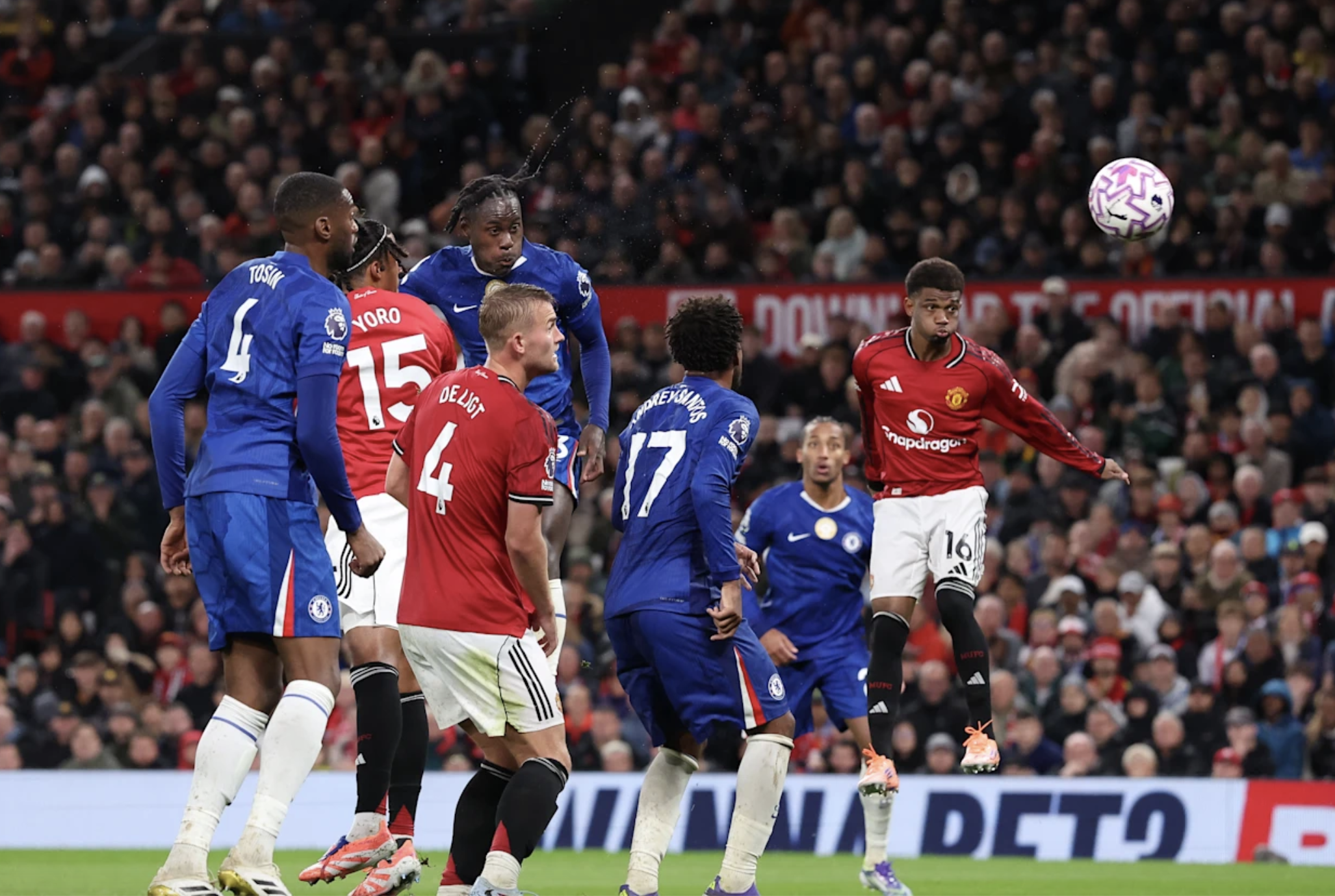 Mưa trời và mưa thẻ ở Old Trafford, Man United thắng kịch tính Chelsea- Ảnh 4.