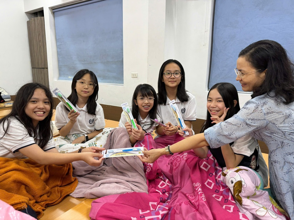 Ở lại trường qua đêm vì mưa ngập, học sinh hát karaoke, thầy cô nấu cháo gà - 4