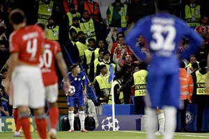 Fernandez bị chế giễu ngay trên sân nhà, Mourinho can thiệp