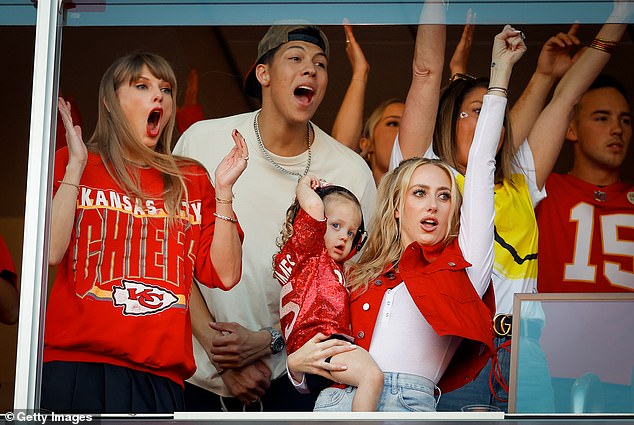 Bạn bè tiết lộ lý do rùng rợn khiến Taylor Swift phải trốn sau màn chống đạn khi ra SVĐ cổ vũ chồng sắp cưới- Ảnh 3.