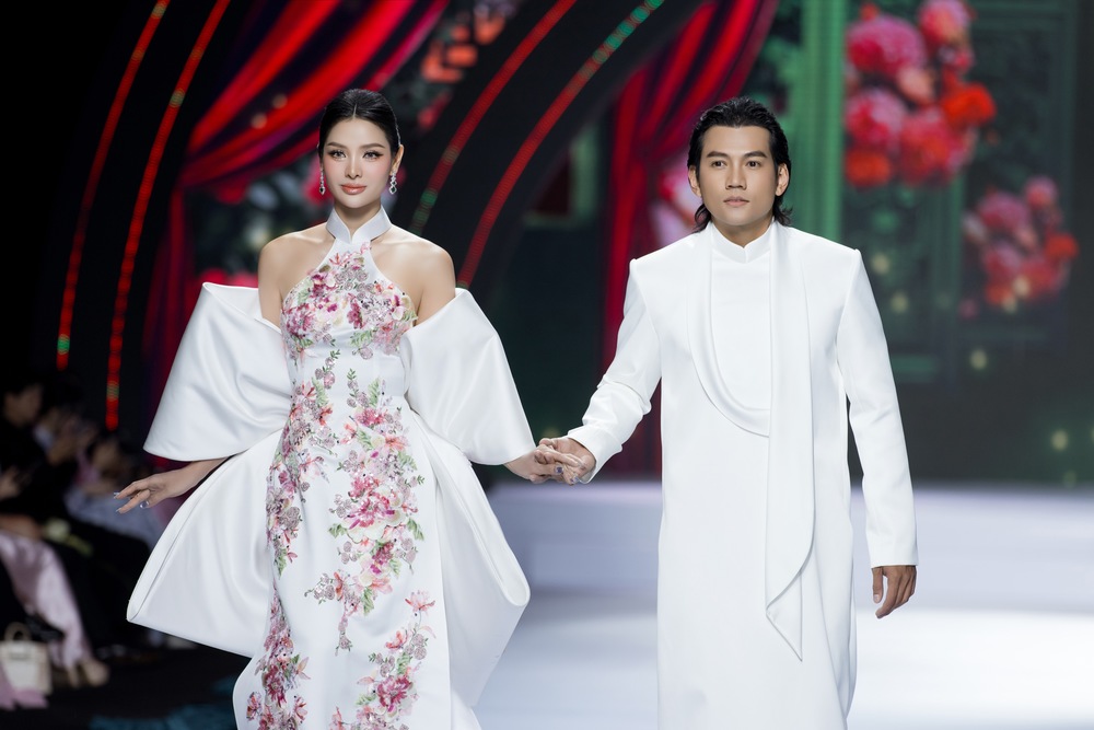 1759297755 157 Phuong Trinh Jolie sai buoc catwalk khoe dang chuan sau
