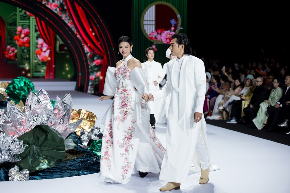 1759297755 464 Phuong Trinh Jolie sai buoc catwalk khoe dang chuan sau
