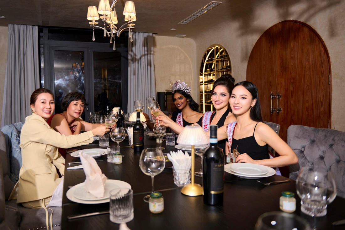 CEO Nie Phạm tỏa sáng rạng rỡ bên Top 3 Miss Charm 2024- Ảnh 4. CEO Nie Phạm tỏa sáng rạng rỡ bên Top 3 Miss Charm 2024- Ảnh 4.