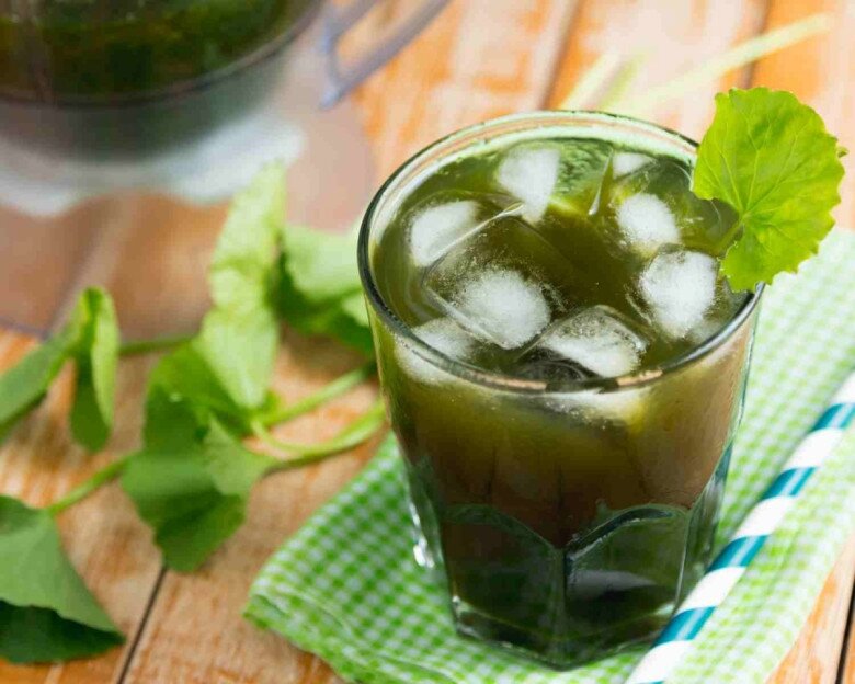 Rau má chứa nhiều hoạt chất quý như asiaticoside, madecassoside và triterpenoids, có tác dụng kích thích sản sinh collagen, làm dịu da, chống oxy hóa và hỗ trợ lành vết thương. Ngoài ra, rau má còn thanh nhiệt, giải độc, giảm mụn, kiểm soát cân nặng và giúp da sáng khỏe tự nhiên.