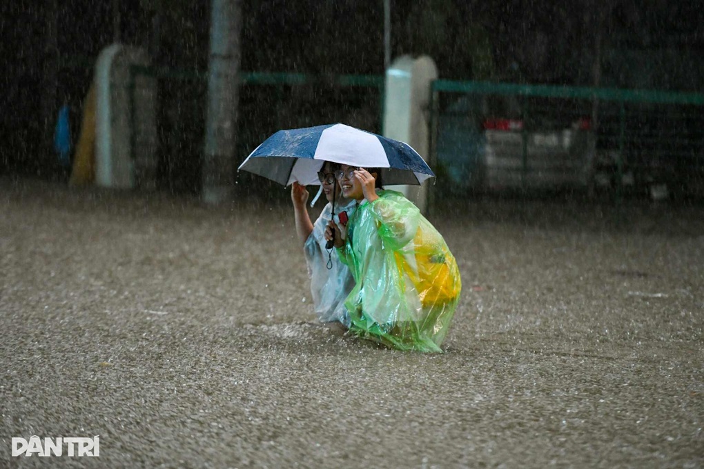Nhà cách trường 2,5km, ông đi 4 tiếng không đón được cháu giữa mưa bão - 2