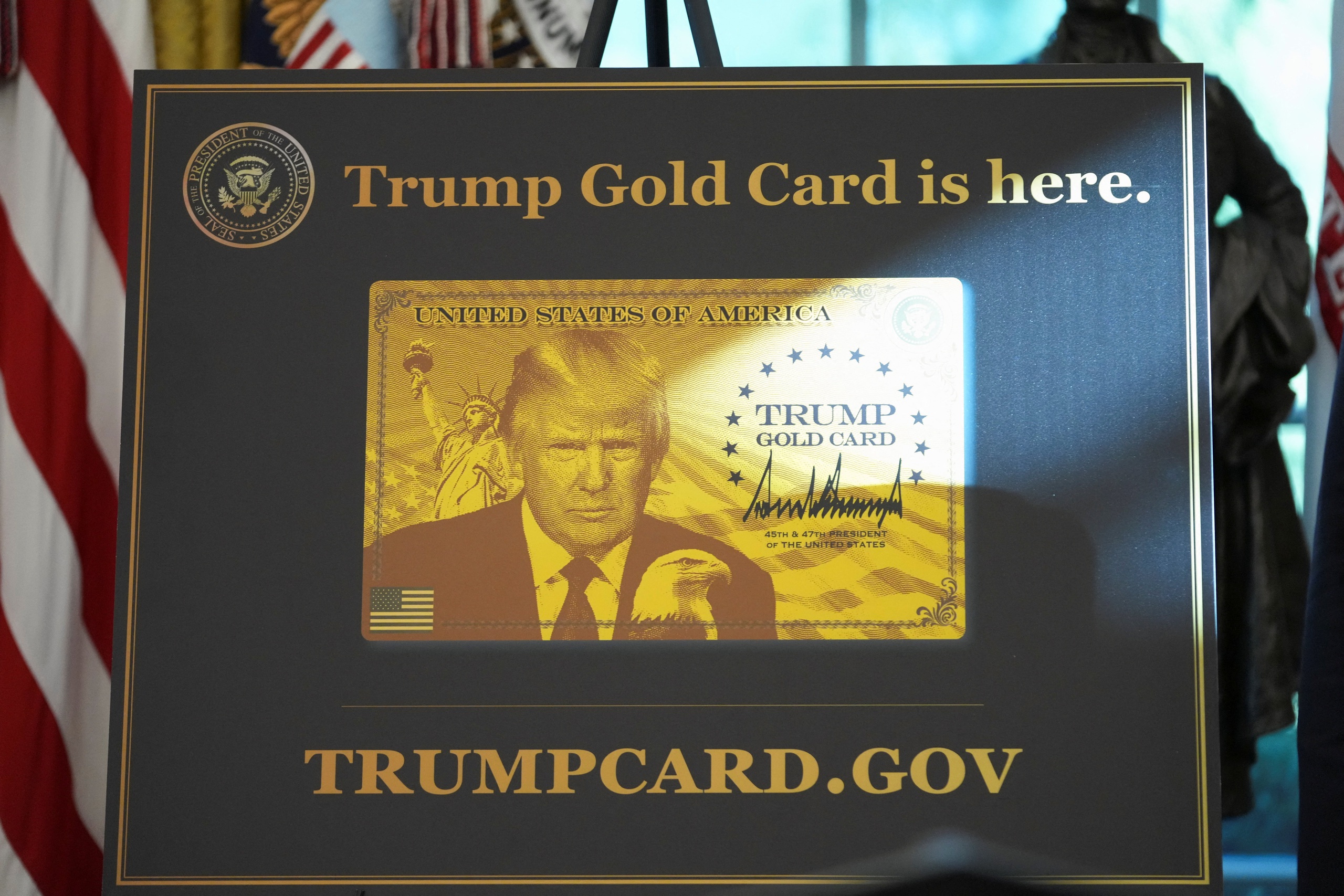 Ông Trump chính thức tung 'thẻ vàng nhập cư' trị giá từ 1 triệu USD 2 Ông Trump chính thức tung 'thẻ vàng nhập cư' trị giá từ 1 triệu USD - Ảnh 2.