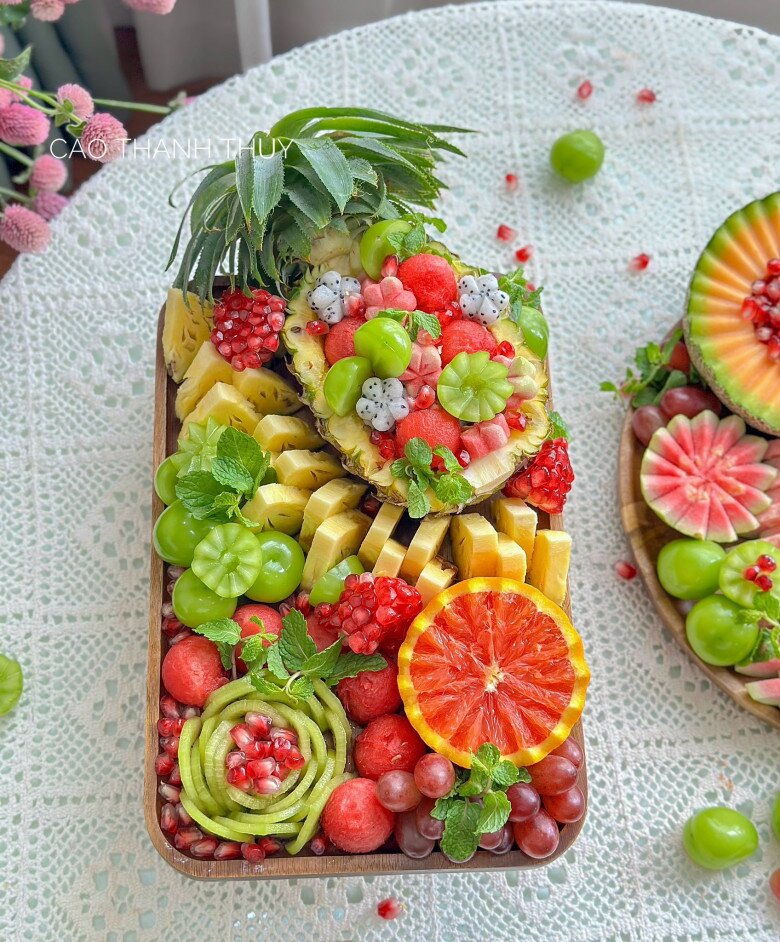 Một khay trái cây khác cũng được bày biện đẹp không kém. Tuy nhiên cũng không khó để mọi người thực hiện theo.