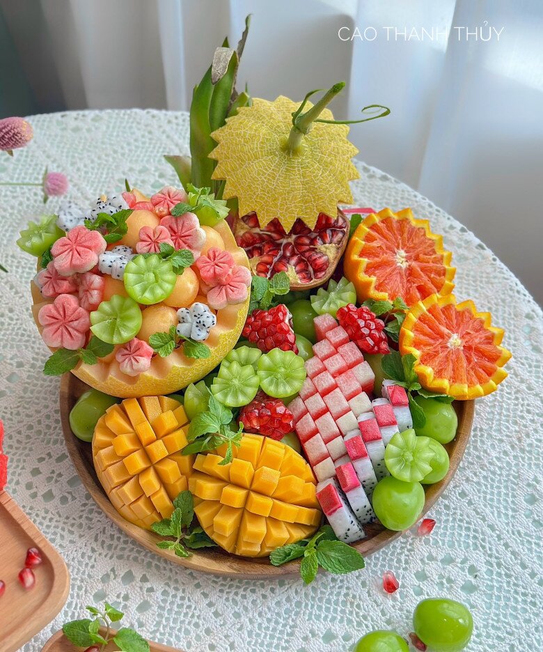 Một cách tỉa hoa và sắp xếp trái cây đẹp mắt của chị Thủy để chị em tham khảo.