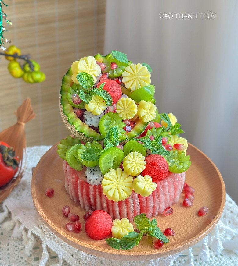 Một cách bày biện hoa quả giống bánh sinh nhật ấn tượng của chị Thủy