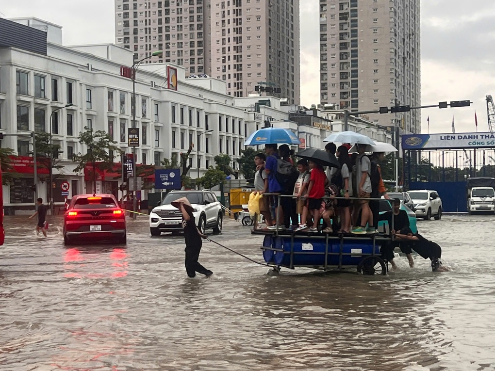 Hà Nội ngập nặng, trường học phải nhờ xe quân đội đón học sinh - 4