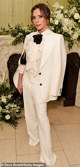 Victoria cuối cùng cũng thừa nhận việc kinh doanh lỗ nặng khiến David Beckham phải Victoria cuối cùng cũng thừa nhận việc kinh doanh lỗ nặng khiến David Beckham phải