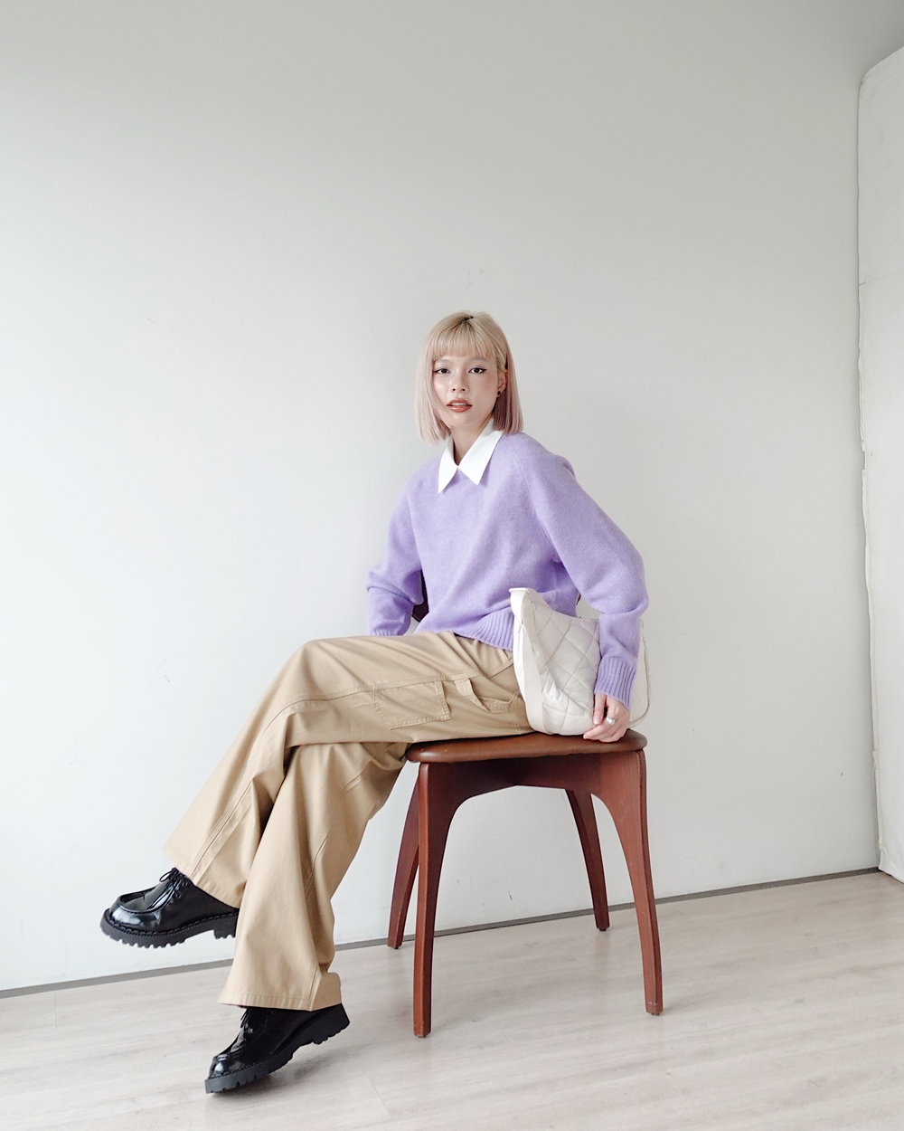  
Bim Nguyễn hóa nữ sinh “cool ngầu” khi mix áo len cổ tròn với quần ống rộng, giày chunky derby.