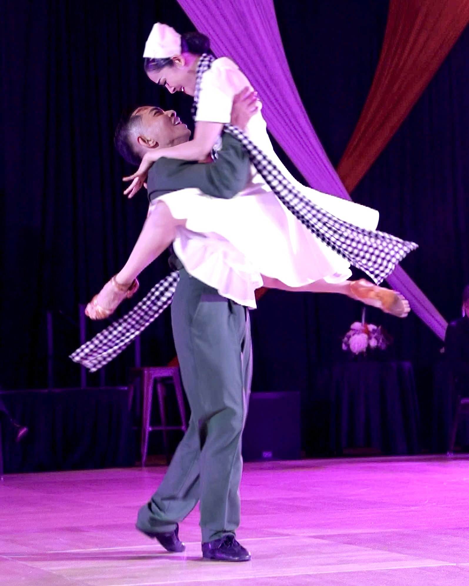 1759302714 392 Dong bao chu y may bay dich cach Ha Noi