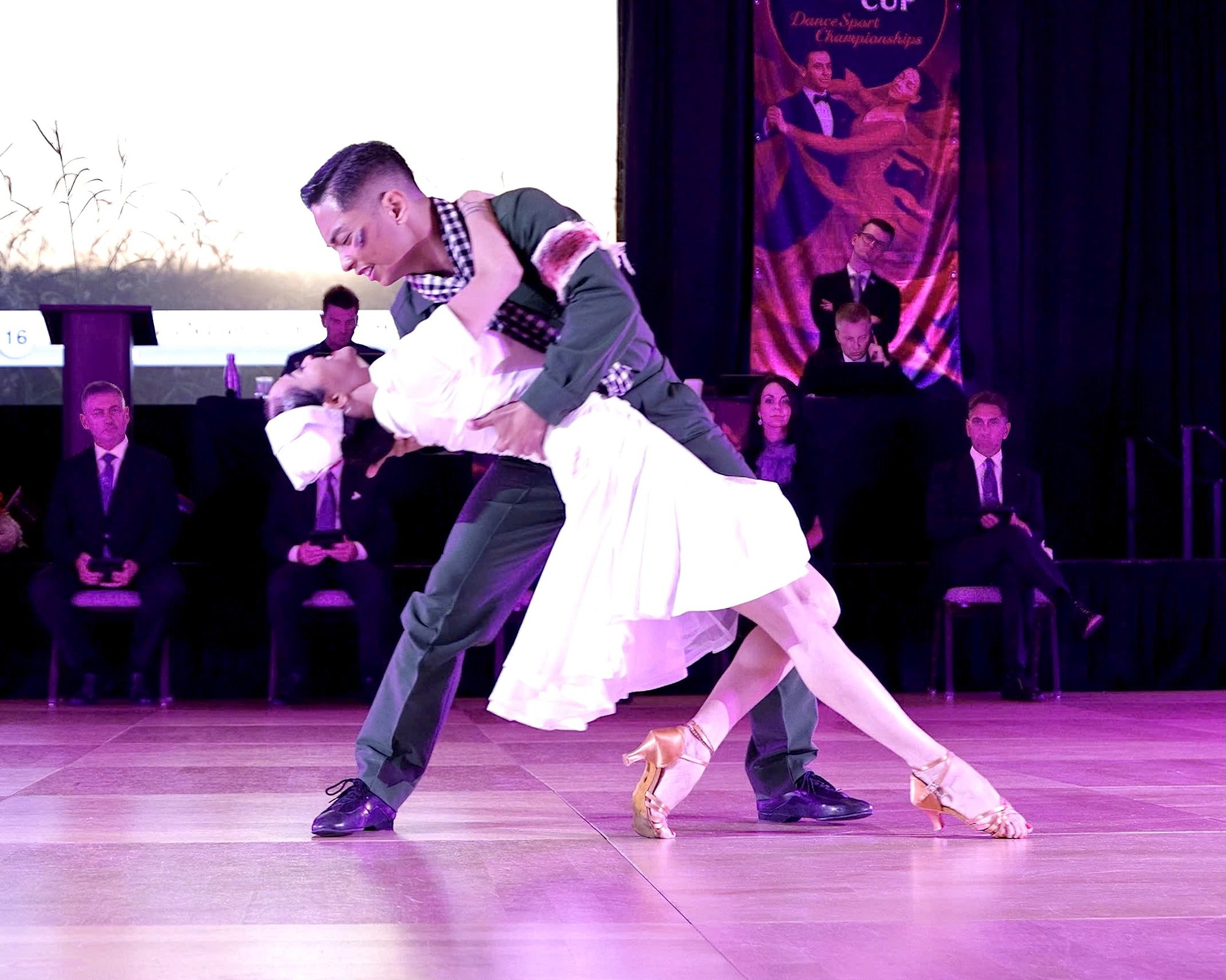 1759302715 775 Dong bao chu y may bay dich cach Ha Noi