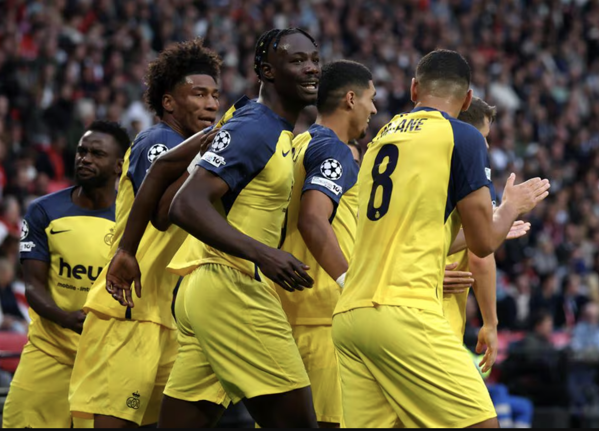 Qarabag ngược dòng hạ Benfica, 