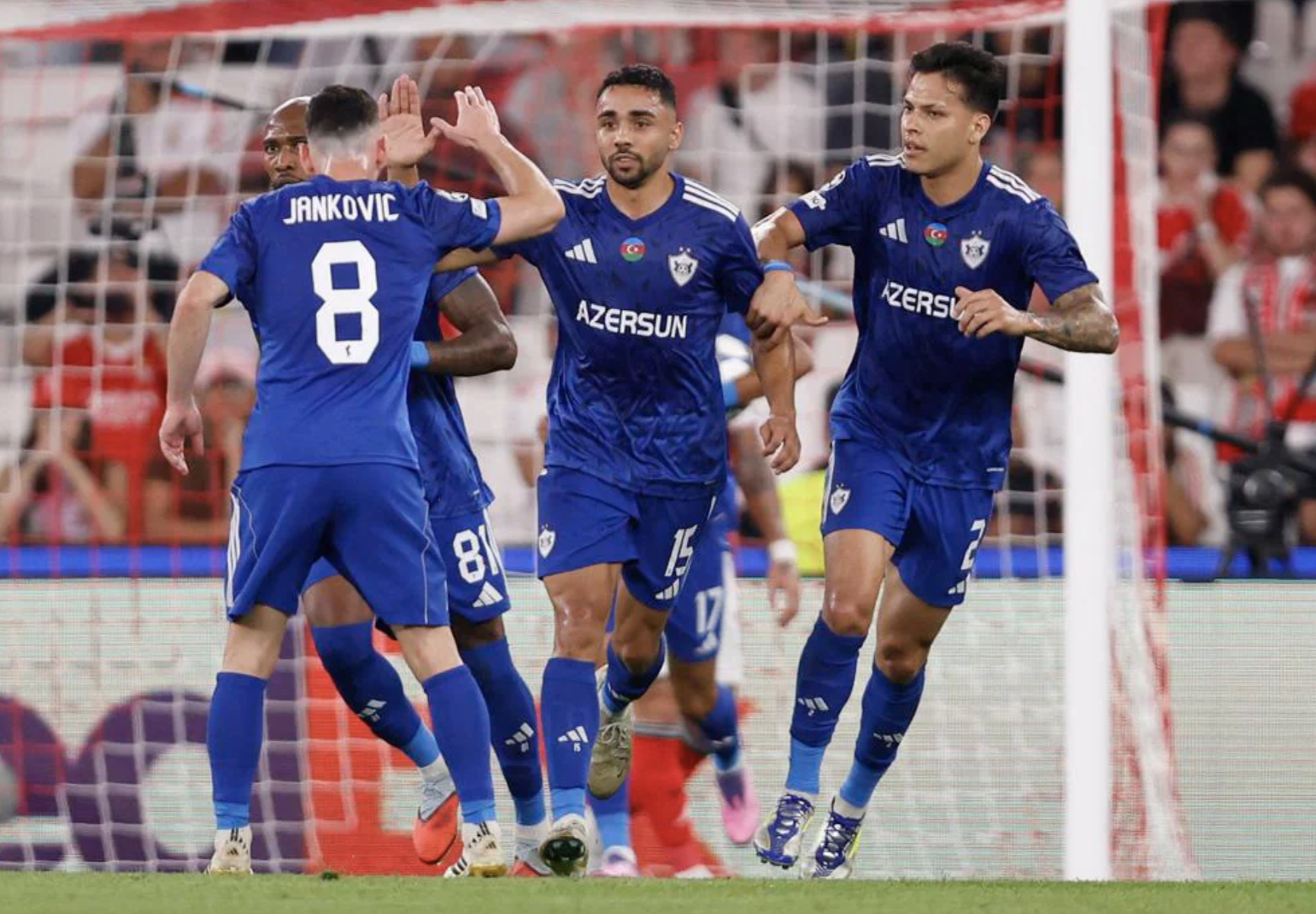 Qarabag ngược dòng hạ Benfica, 