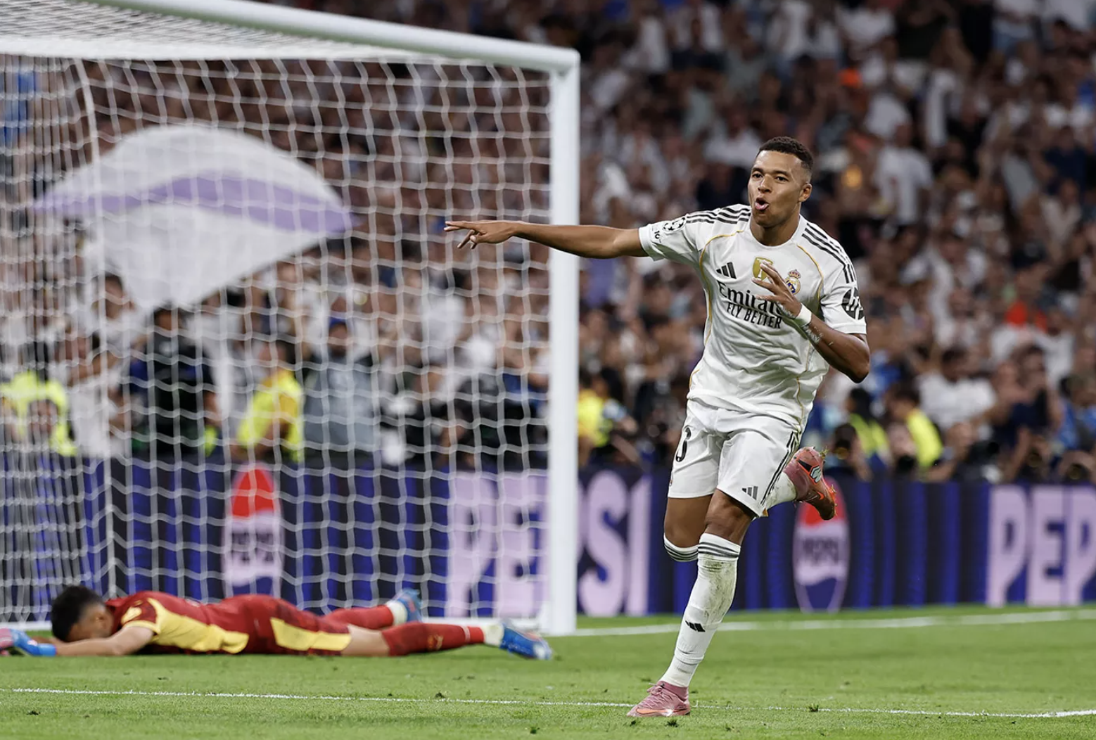 1759305326 590 Nguoi hung Mabppe lap ky tich Real Madrid thoat hiem