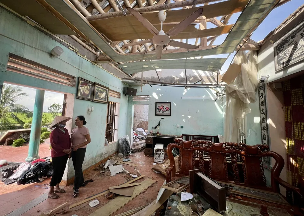 Đã hai ngày kể từ khi cơn lốc xoáy quét qua, bà Nguyễn Thị Tuyết vẫn chưa thôi bàng hoàng, xót xa khi cơ ngơi cả đời bị huỷ hoại trong chốc lát. Ảnh: TT