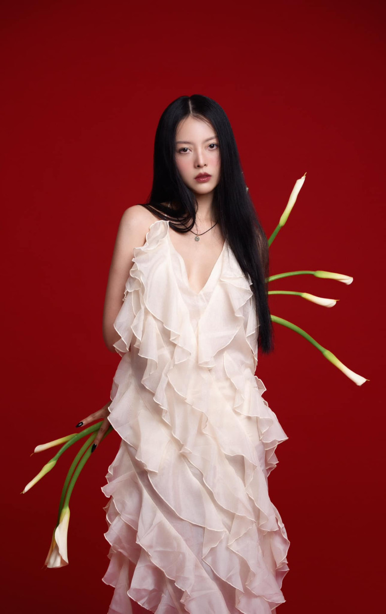 Yu Dương quen thuộc với những hình ảnh có phần bí ẩn trên màn ảnh. Ngoài đời thường, cô khá kín tiếng trước truyền thông.