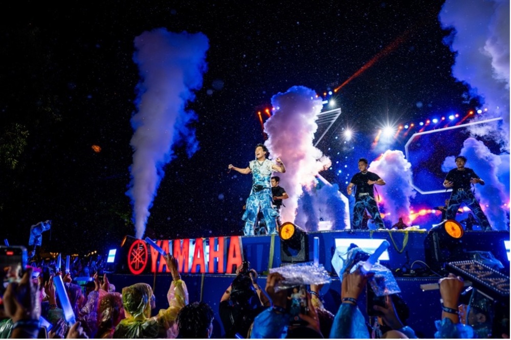  
Anh Tú (Voi Bản Đôn) khuấy động Quảng trường với loạt bài hát siêu hot. - Tin sao Viet - Tin tuc sao Viet - Scandal sao Viet - Tin tuc cua Sao - Tin cua Sao