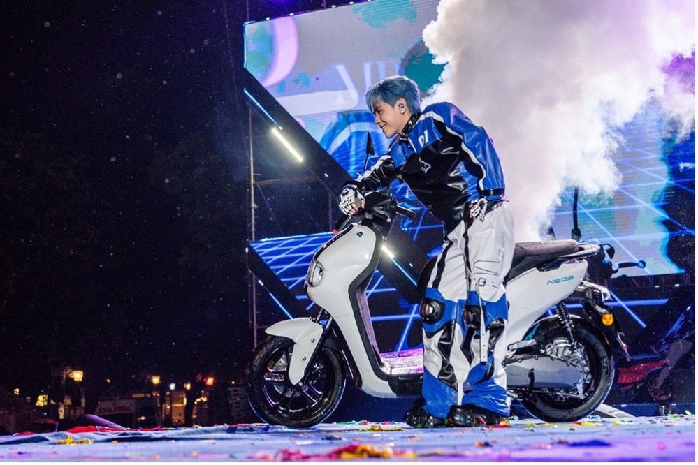  
Xe điện Yamaha NEO’s được Quang Hùng MasterD lựa chọn làm “bạn diễn” trong concert tối qua. - Tin sao Viet - Tin tuc sao Viet - Scandal sao Viet - Tin tuc cua Sao - Tin cua Sao