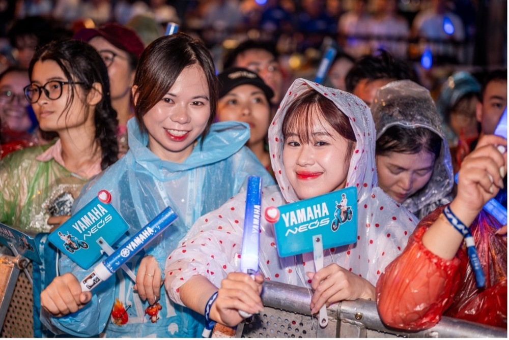  
Khán giá được phát quạt, lightsticks và áo mưa tại Yamaha PHIÊU Concert. - Tin sao Viet - Tin tuc sao Viet - Scandal sao Viet - Tin tuc cua Sao - Tin cua Sao