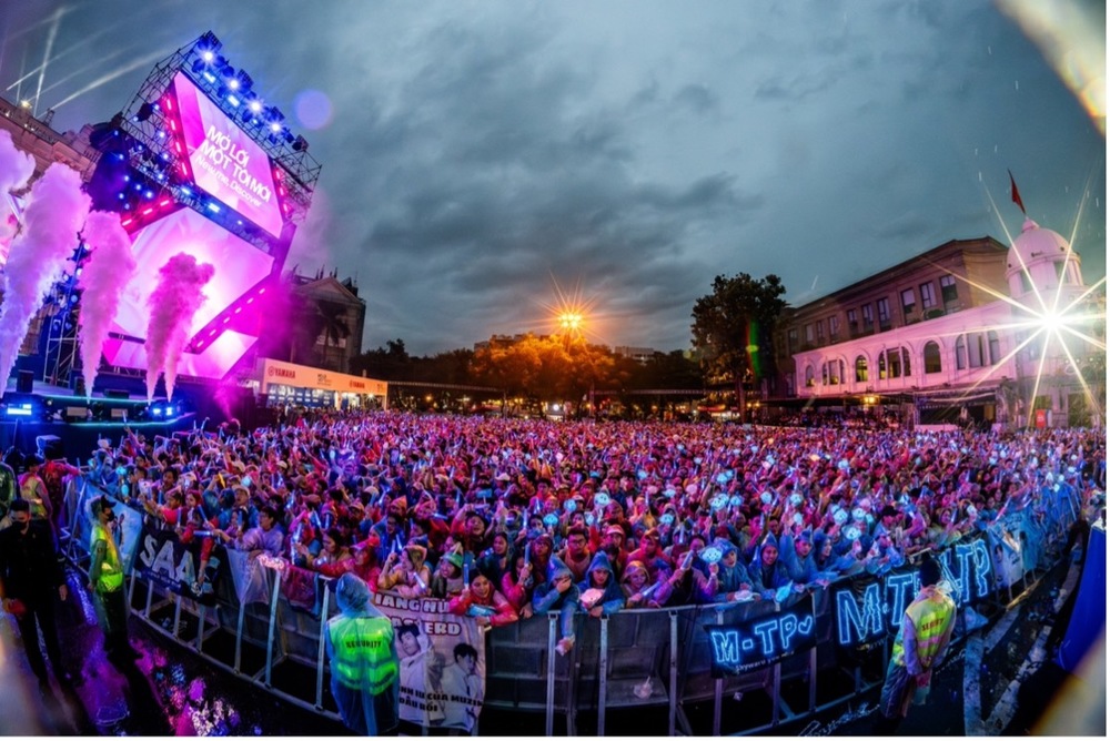  
Cơn mưa lớn tại Hà Nội không hề làm không khí bớt “cháy”. - Tin sao Viet - Tin tuc sao Viet - Scandal sao Viet - Tin tuc cua Sao - Tin cua Sao