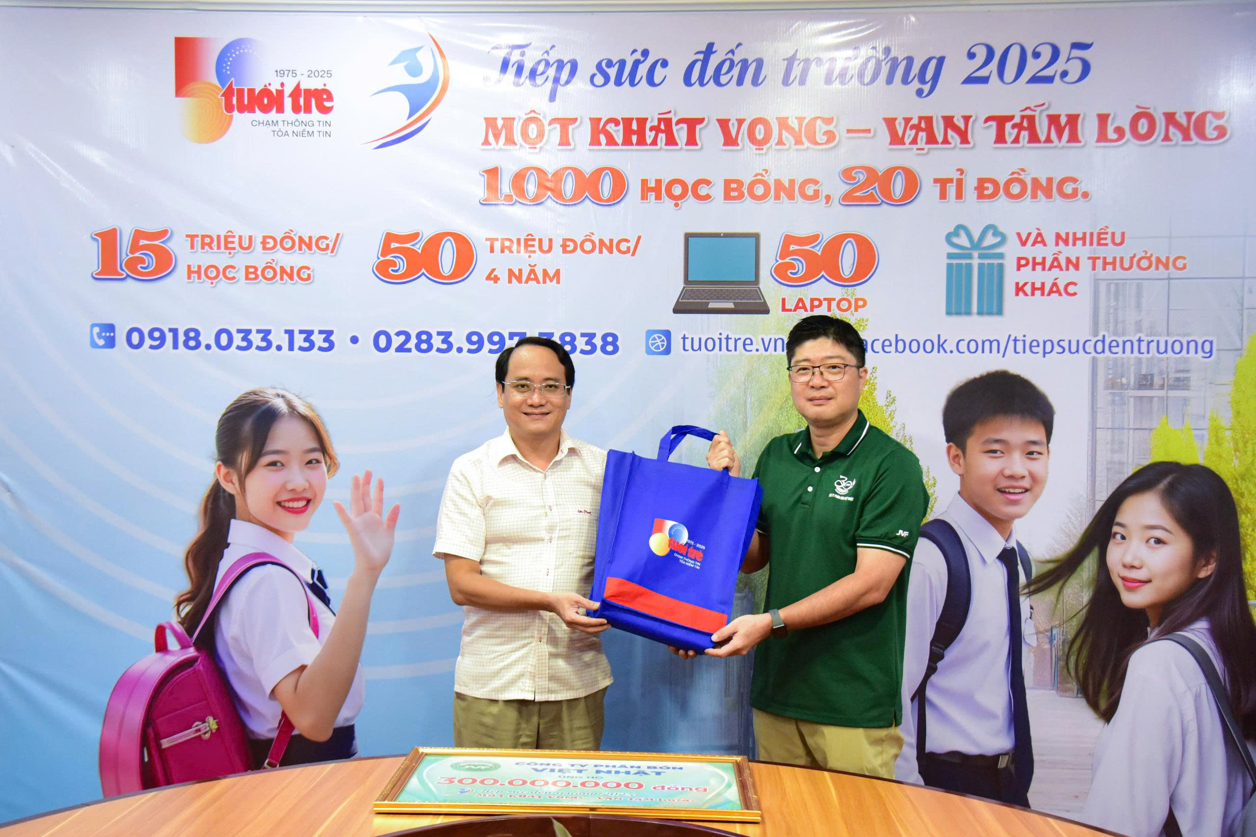 Công ty phân bón Việt Nhật trao Tuổi Trẻ 300 triệu Tiếp sức đến trường: Tân sinh viên, đừng bỏ cuộc! 3 Công ty phân bón Việt Nhật trao Tuổi Trẻ 300 triệu Tiếp sức đến trường: Tân sinh viên, đừng bỏ cuộc! - Ảnh 3.