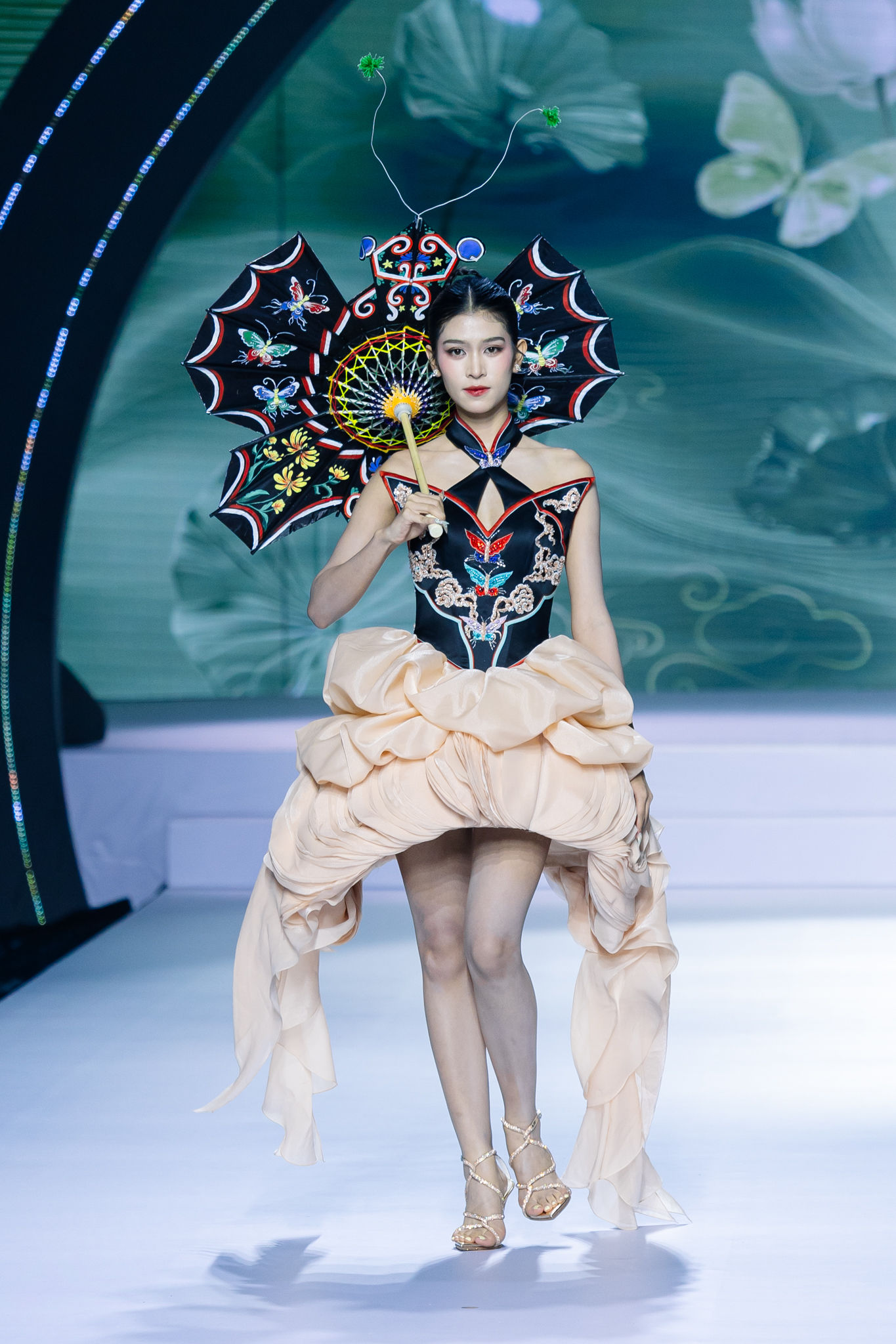 Tranh cãi thí sinh Hoa hậu Việt Nam dính scandal vẫn được đi giữa dàn Hậu đình đám nhất showbiz- Ảnh 4.