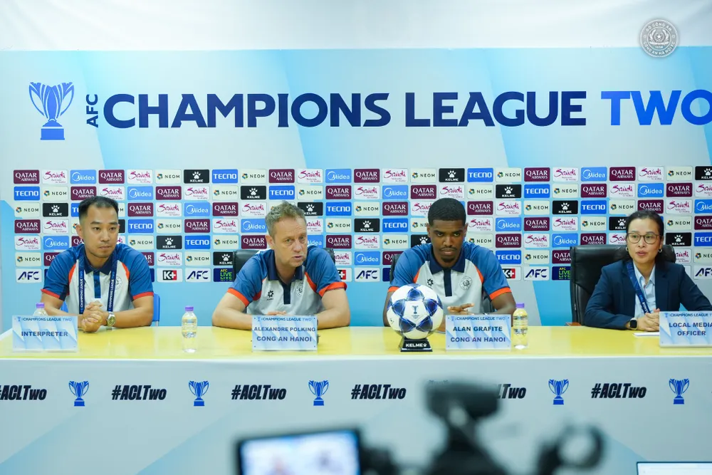 HLV Polking tự tin giúp đội chủ sân Hàng Đẫy giành trọn 3 điểm. Ảnh: CCT. CLB Công an Hà Nội