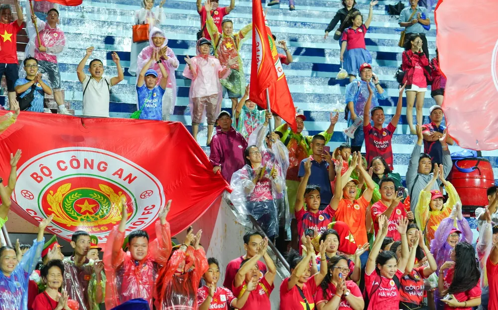 Cổ động viên trung thành và cuồng nhiệt của CLB Công an Hà Nội. Ảnh: CCT. hlv-polking-tu-tin-clb-cong-an-ha-noi-danh-bai-dai-pho (5).jpg