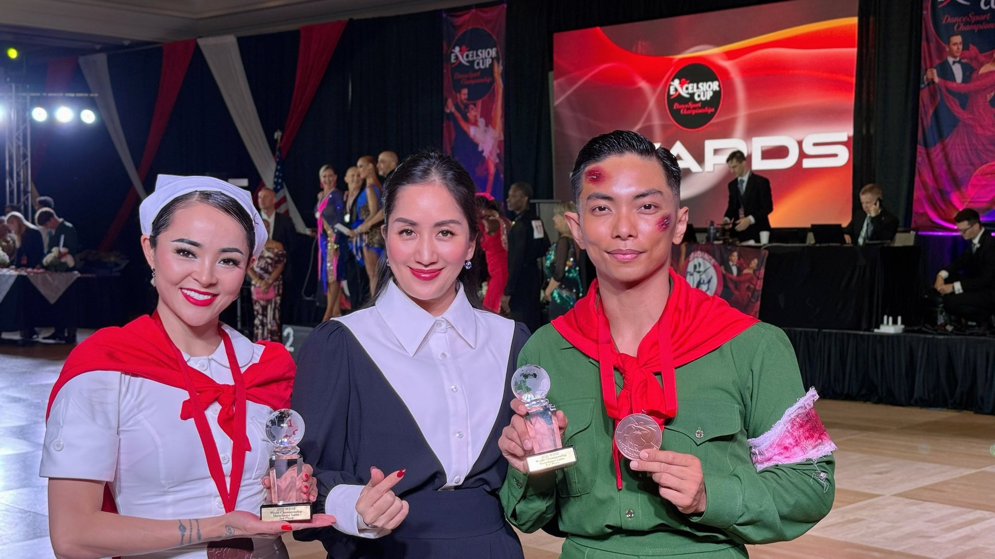 Khánh Thi bật khóc khi Phan Hiển giành huy chương thế giới đầy vẻ vang, tạo hình chiến sĩ yêu nước gây sốt MXH!- Ảnh 2.