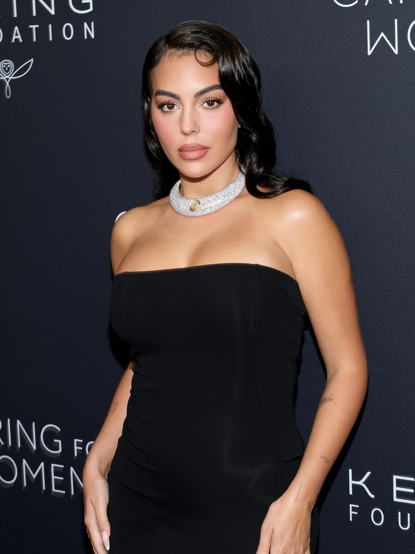 Vợ sắp cưới của Ronaldo phô trương nhẫn đính hôn kim cương triệu đô, so bì cùng vợ tỷ phú Jeff Bezos gây choáng- Ảnh 3.