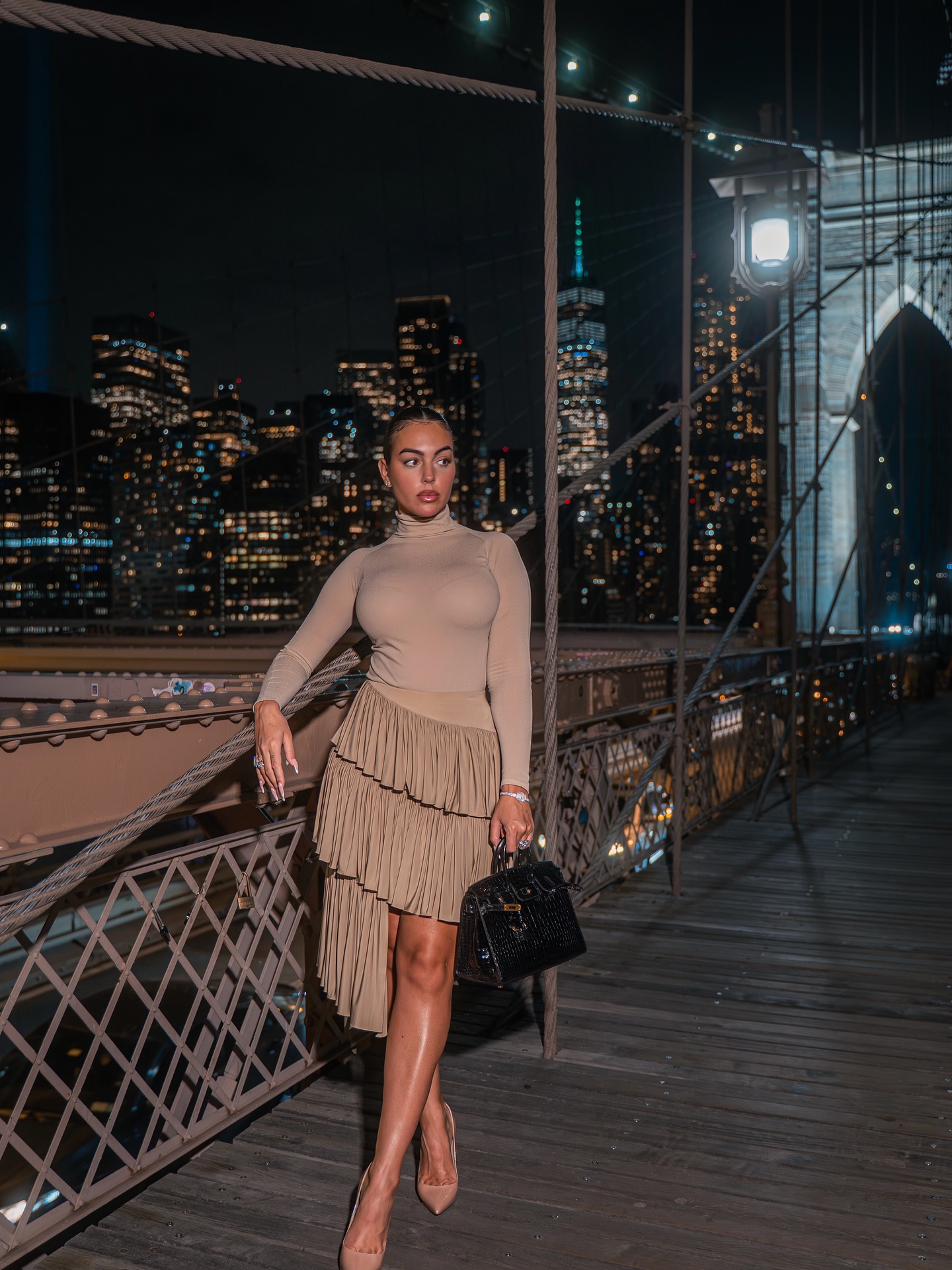 Vợ sắp cưới của Ronaldo phô trương nhẫn đính hôn kim cương triệu đô, so bì cùng vợ tỷ phú Jeff Bezos gây choáng- Ảnh 6.