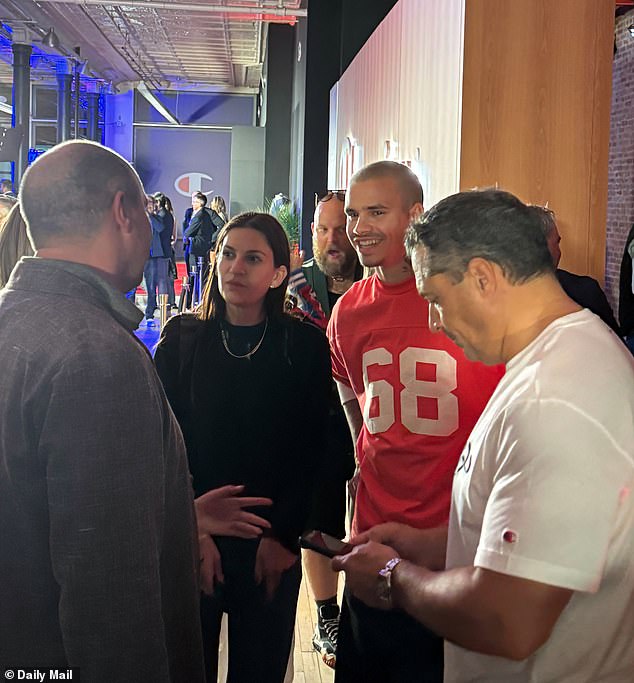 Cậu hai nhà Beckham lúng túng né tránh khi bị hỏi về “drama” gia đình với anh cả Brooklyn- Ảnh 3. Cậu hai nhà Beckham lúng túng né tránh khi bị hỏi về “drama” gia đình với anh cả Brooklyn- Ảnh 3.