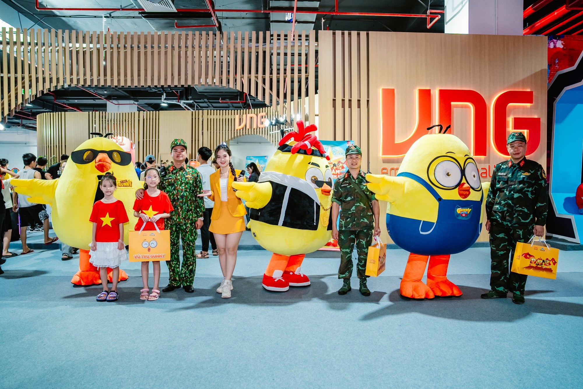 Bộ đôi hot streamer nhà Refund Gaming gây sốt cùng Vũ Trụ Gunny- Ảnh 2. Bộ đôi hot streamer nhà Refund Gaming gây sốt cùng Vũ Trụ Gunny- Ảnh 2.