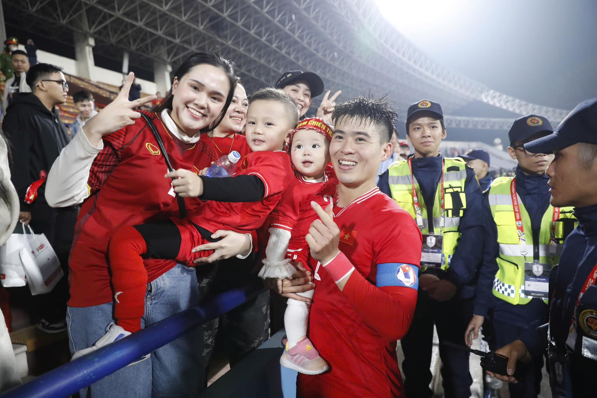 6 cặp đôi làng bóng Việt trai tài gái giỏi, yêu lâu mới cưới giống Ronaldo- Ảnh 2.