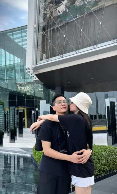 Hot girl Lê Khanh được Quân A.P ôm eo, thơm má: Kệ, mình nhắm mắt công khai luôn...- Ảnh 2.