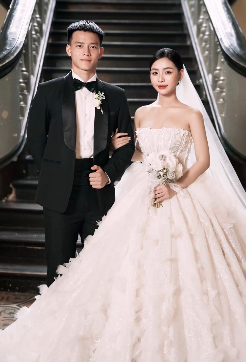 Hotboy U23 Việt Nam đời thường: Visual cực điển trai, đã lấy vợ và làm bố năm 22 tuổi- Ảnh 2.