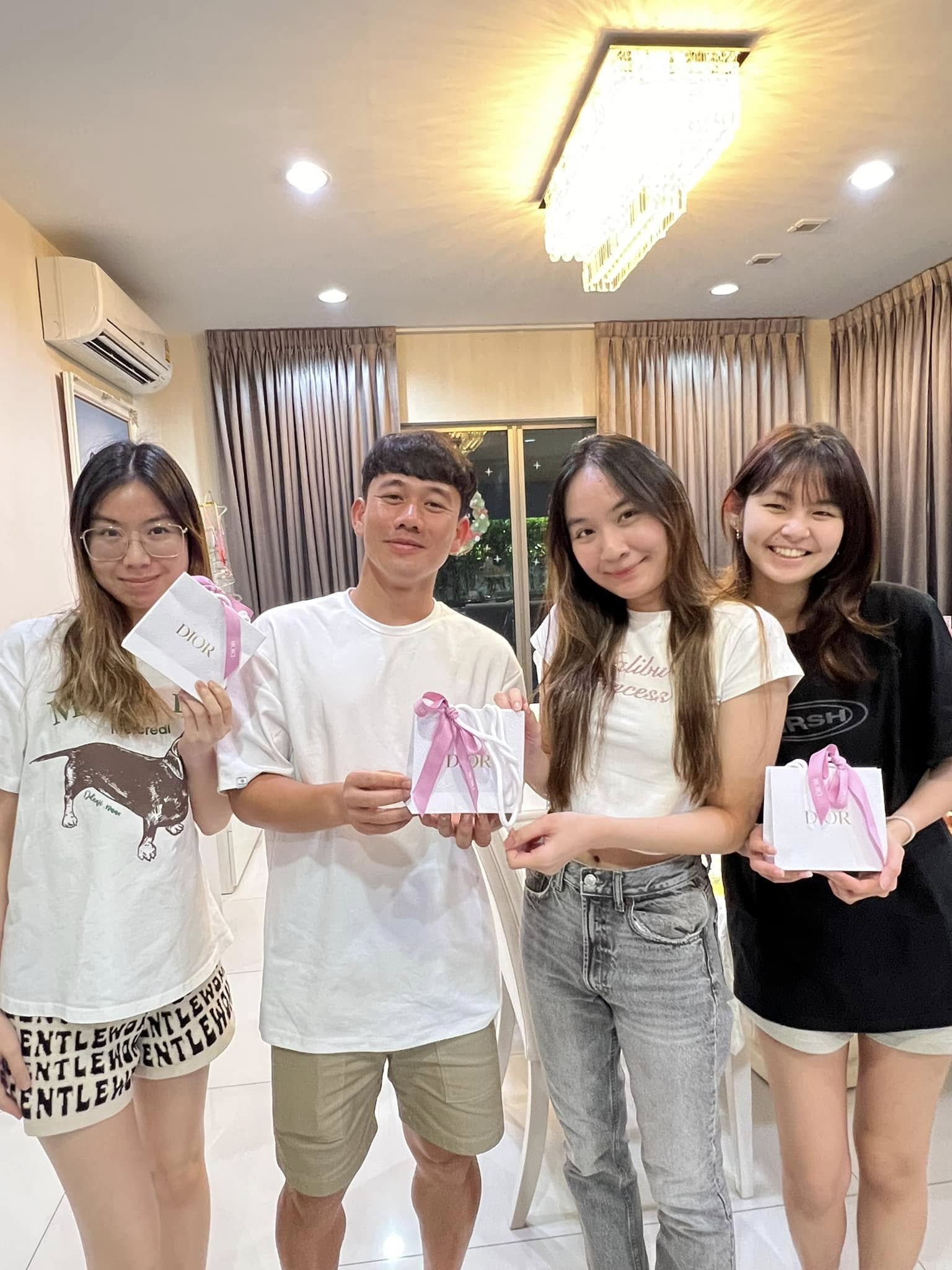 Ái nữ nhà HLV Kiatisuk xinh như hoa hậu, từng được 