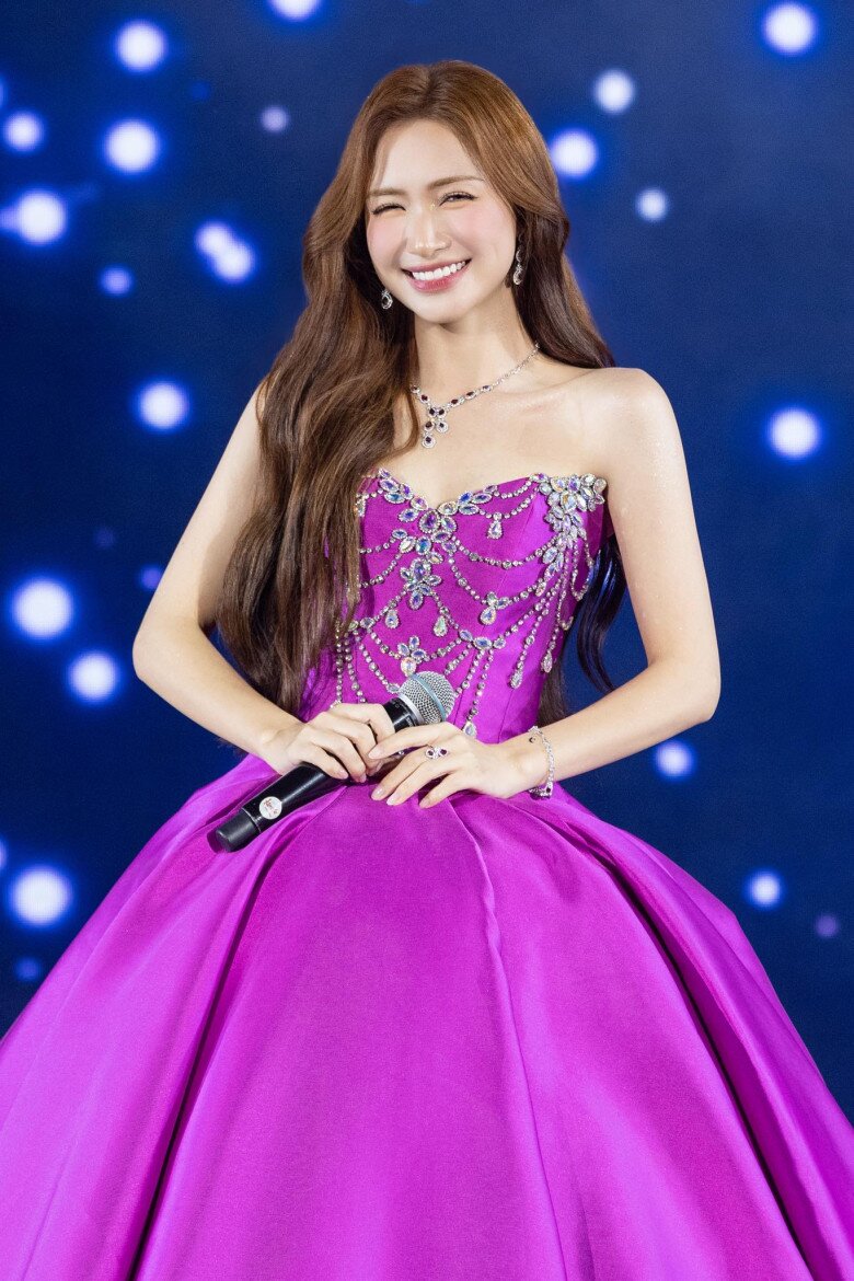 XEM VIDEO: Hòa Minzy luôn là nghệ sĩ có tấm lòng nhân ái, thường xuyên làm thiện nguyện.